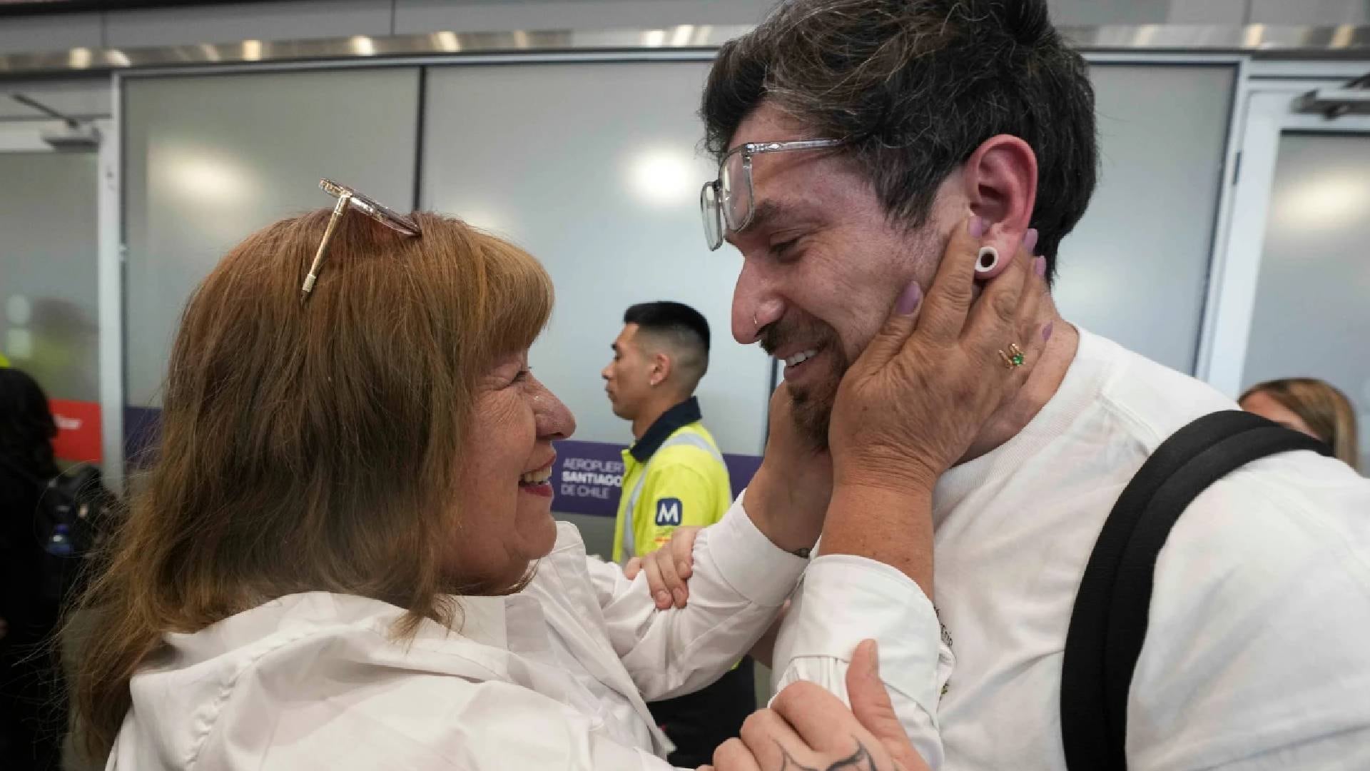 Ana María Navarrete y Kyle Adler buscan justicia y reparación emocional tras décadas de separación y dolor, impulsados por la esperanza de reconstruir su lazo familiar (AP)