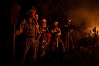 Un grupo de bomberos forestales tratan de extinguir el fuego, a 22 de agosto de 2025, en Argayo, León, Castilla y León (España). (Lorena Sopêna/Europa Press)