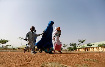 FOTO DE ARCHIVO: Madres recogen