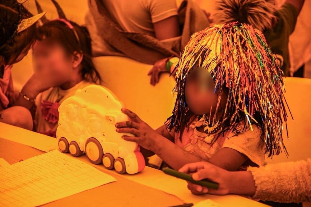 Un niño embera de cinco años sufrió una caída en la UPI La Rioja, evidenciando la falta de condiciones mínimas de habitabilidad - crédito Prosperidad Social