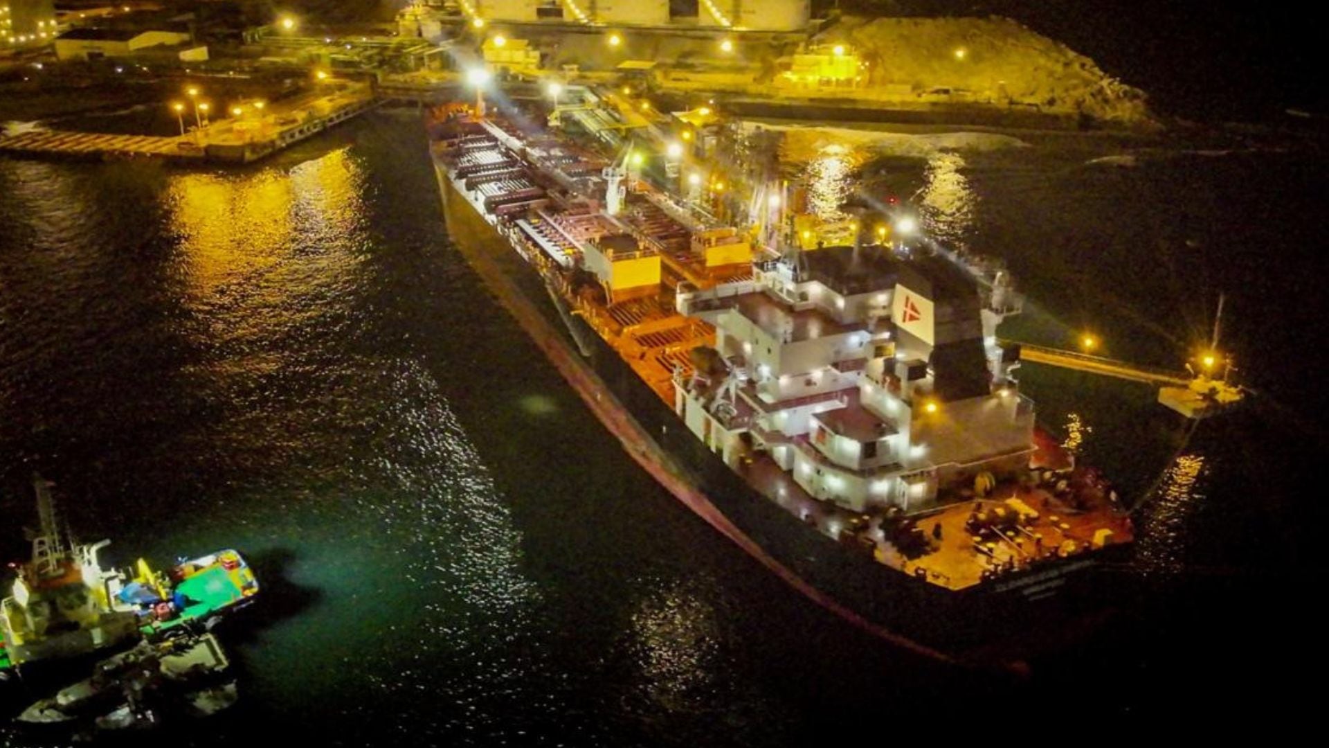 Dos buques contratados para abastecer a Petroperú permanecen fondeados frente a la costa norte a la espera de autorización para descargar crudo en Talara.