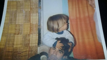Diego junto a su padre en sus primeros años de infancia