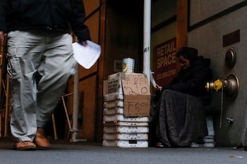 Un hombre pide dinero cerca