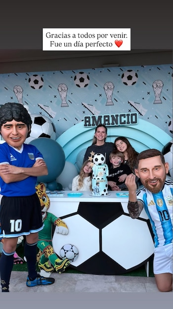 Las historias de Instagram de la China Suárez mostraron a Amancio rodeado de sus hermanas, Rufina Cabré y Magnolia Vicuña, y de sus amigos