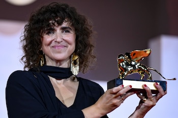 May el-Toukhy sostiene el León de Oro por su película ‘Woman Unknown’ durante la ceremonia de clausura de la 83.ª edición anual del Festival Internacional de Cine de Venecia.(Ettore Ferrari/EFE)