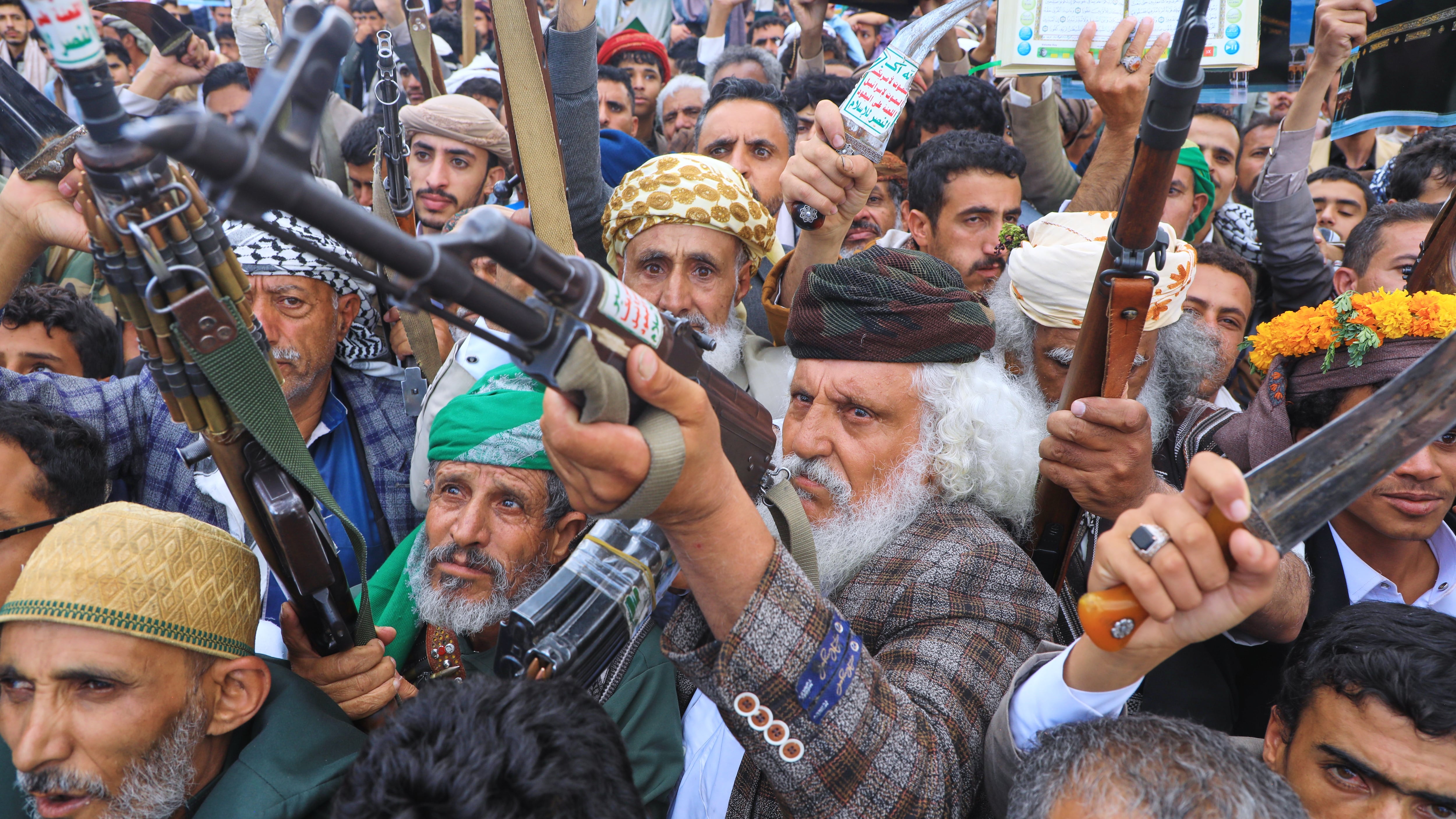 Simpatizantes de los hutíes de Yemen levantan sus rifles en una marcha de apoyo al grupo y en contra de la acusación de Arabia Saudí de que los rebeldes atacaron La Meca, el sitio más sagrado del islam, en Saná, Yemen, el viernes 18 de septiembre de 2026. (AP Foto/Osamah Abdulrahman)