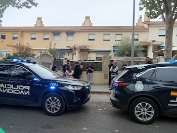 Dispositivo policial frente a la casa en la que Zaira y su familia han vivido más de 10 años en Madrid. (Stop Desahucios Vicálvaro)