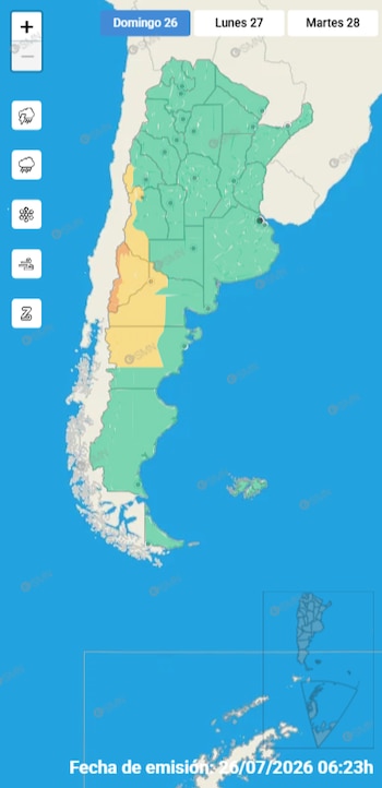 Mapa de Argentina con divisiones provinciales y alertas meteorológicas en verde, amarillo y naranja. Controles de zoom, iconos de clima y fecha de emisión: 26/07/2026