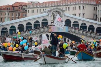 Manifestantes protestan en una manifestación