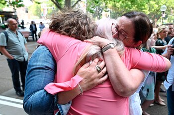 Mujeres celebran tras conocer el