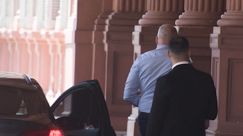 Horacio Rodríguez Larreta, de espaldas,