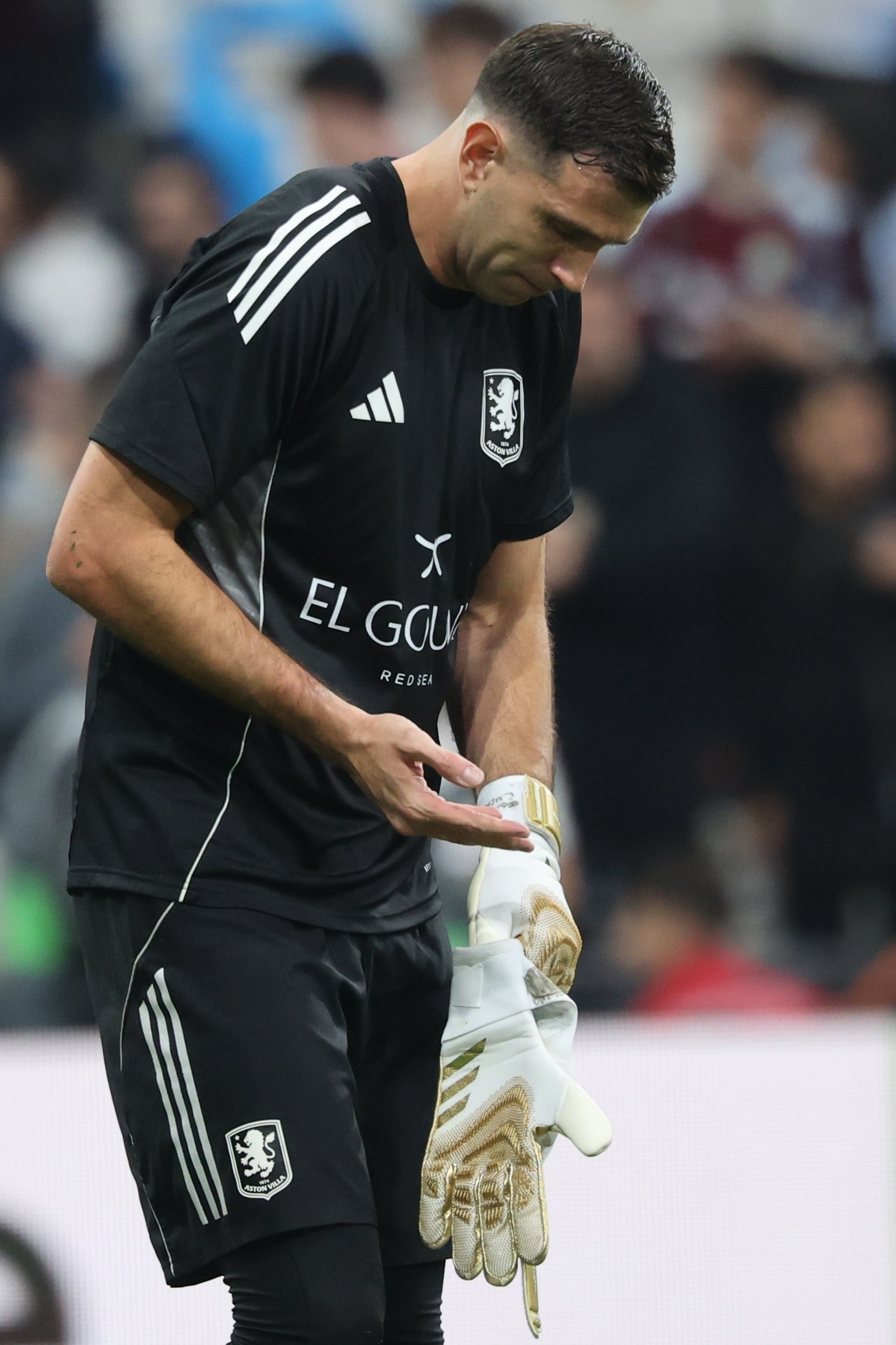 ISTANBUL (Turkey), 20/05/2026.- Goalkeeper Emiliano Martinez of Aston Villa warms up before the UEFA Europa League final between SC Freiburg and Aston Villa in Istanbul, Turkey, 20 May 2026. (Turquía, Estanbul) EFE/EPA/GEORGI LICOVSKI
