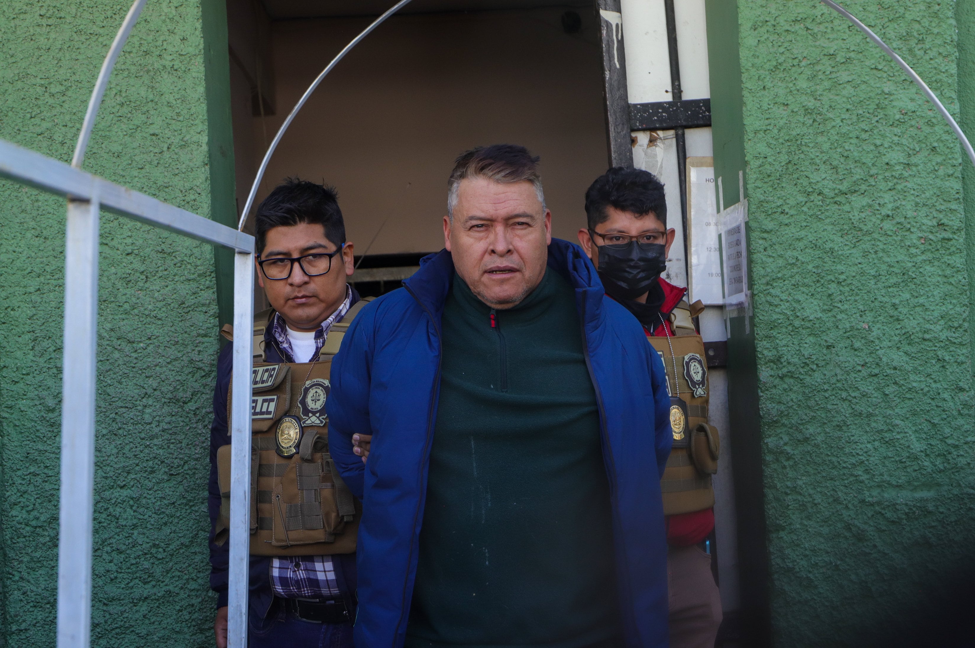 Integrantes de la Fuerza Especial de Lucha Contra el Crimen (Felcc) escoltan al destituido jefe militar Juan José Zuñiga en La Paz (Bolivia). EFE/ STR