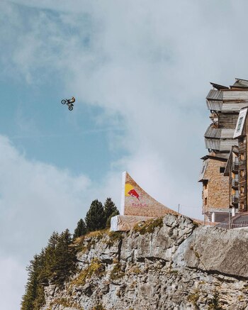 Tom Pages saltó al vacío