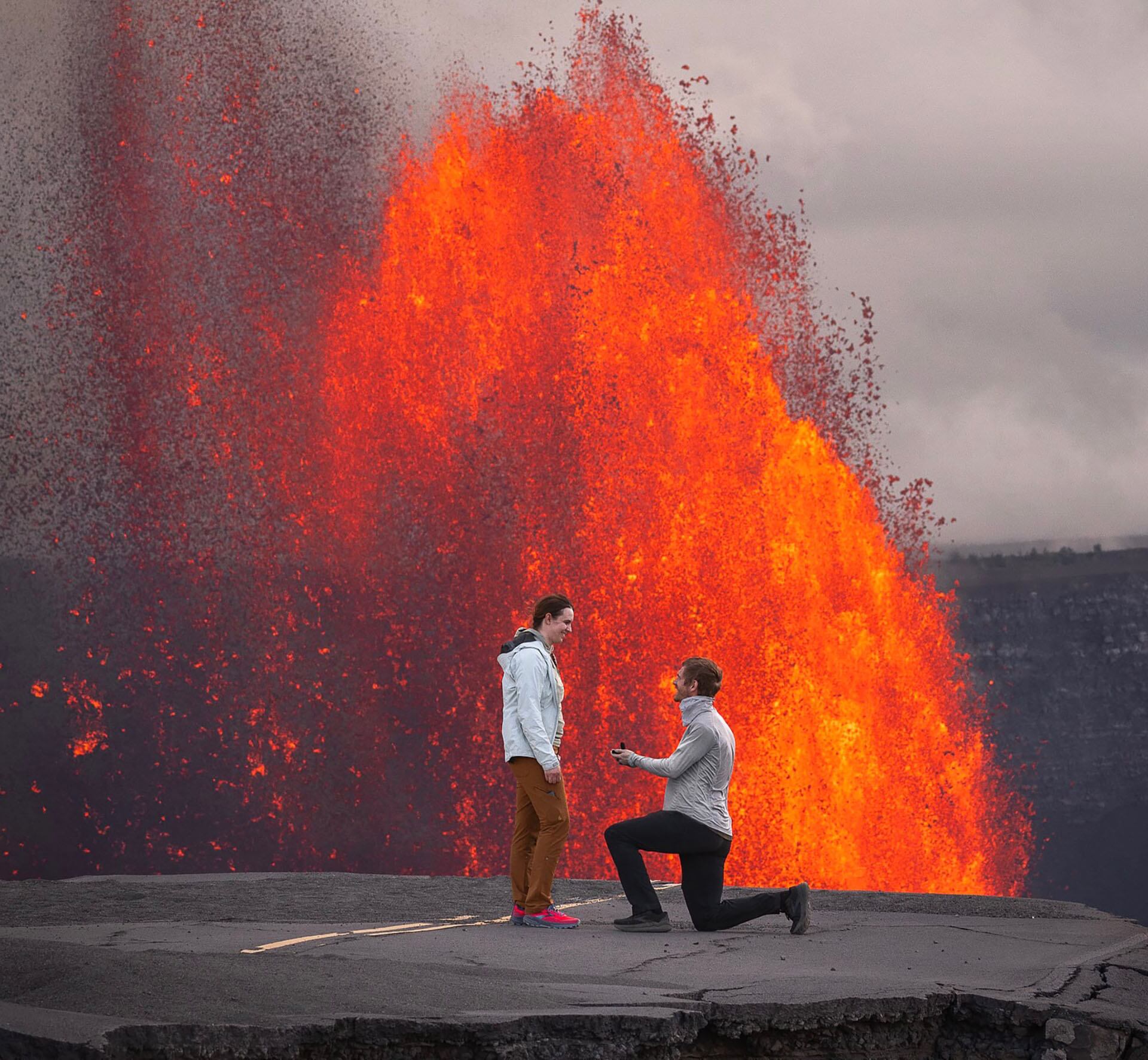 Marcus Hustedde le propuso matrimonio a su novia Ashley frente al volcán Kilauea en plena erupción (@mountainmarkphotography)