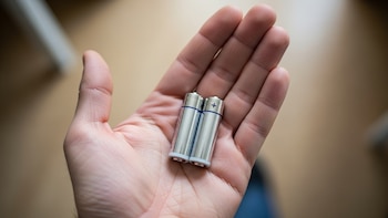 ¿Puedo volver a cargar una pila si la froto con mis manos? La verdad detrás de este truco casero