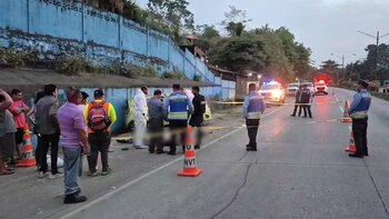 Equipos de Medicina Forense realizaron el levantamiento de los cuerpos. Familiares llegaron consternados al lugar de la tragedia. Las víctimas eran originarias de la colonia 21 de Octubre. (Foto: Redes sociales)