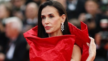 Llueven críticas contra Demi Moore por pedir a Hollywood que deje de luchar contra la IA: “Es propaganda fascista”