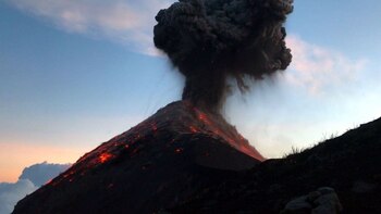 Las autoridades de Guatemala mantienen constante vigilancia la actividad del volcán de Fuego. (Archivo Infobae)