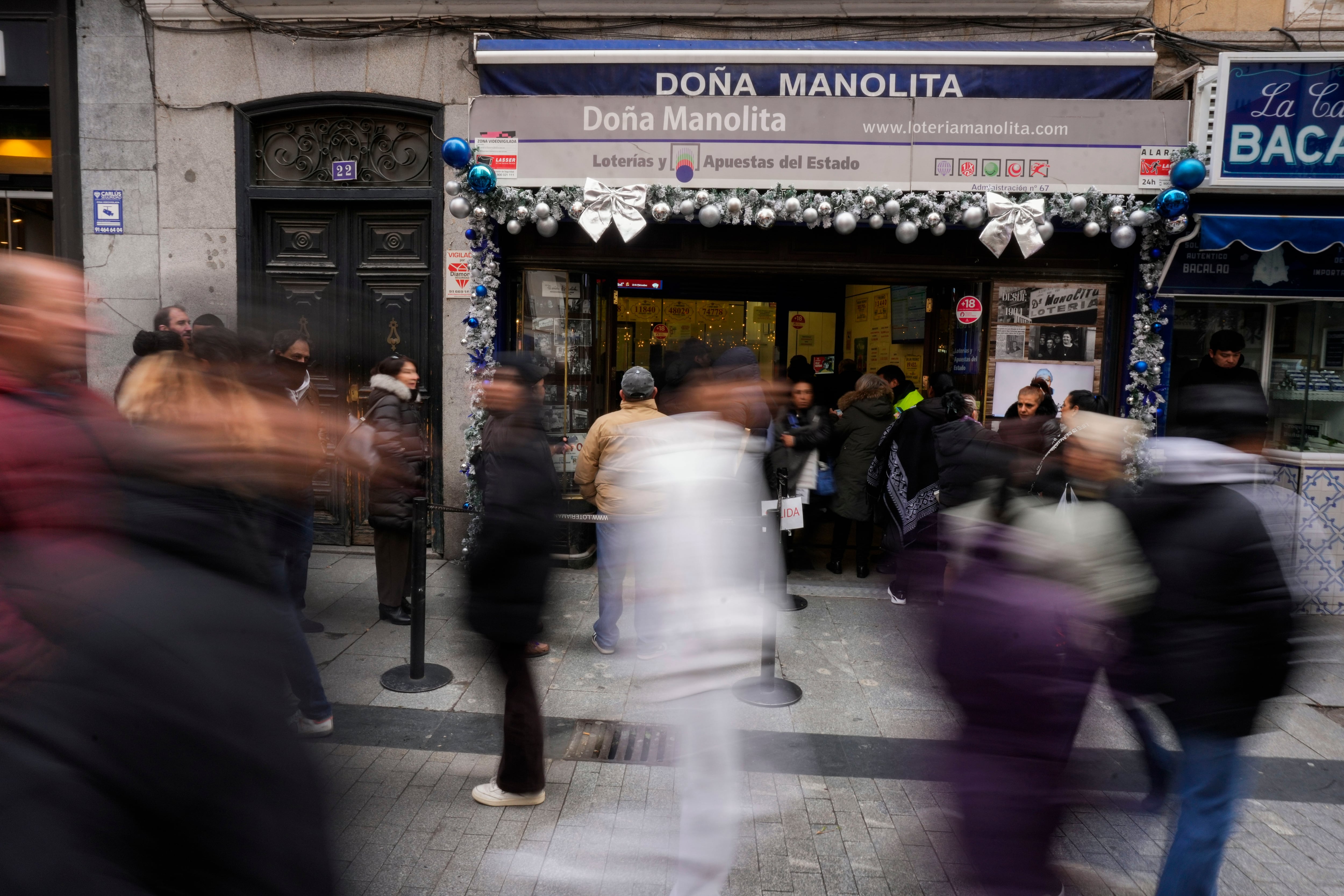 Colas en la administración de lotería de Doña Manolita. (EFE/Borja Sánchez Trillo)