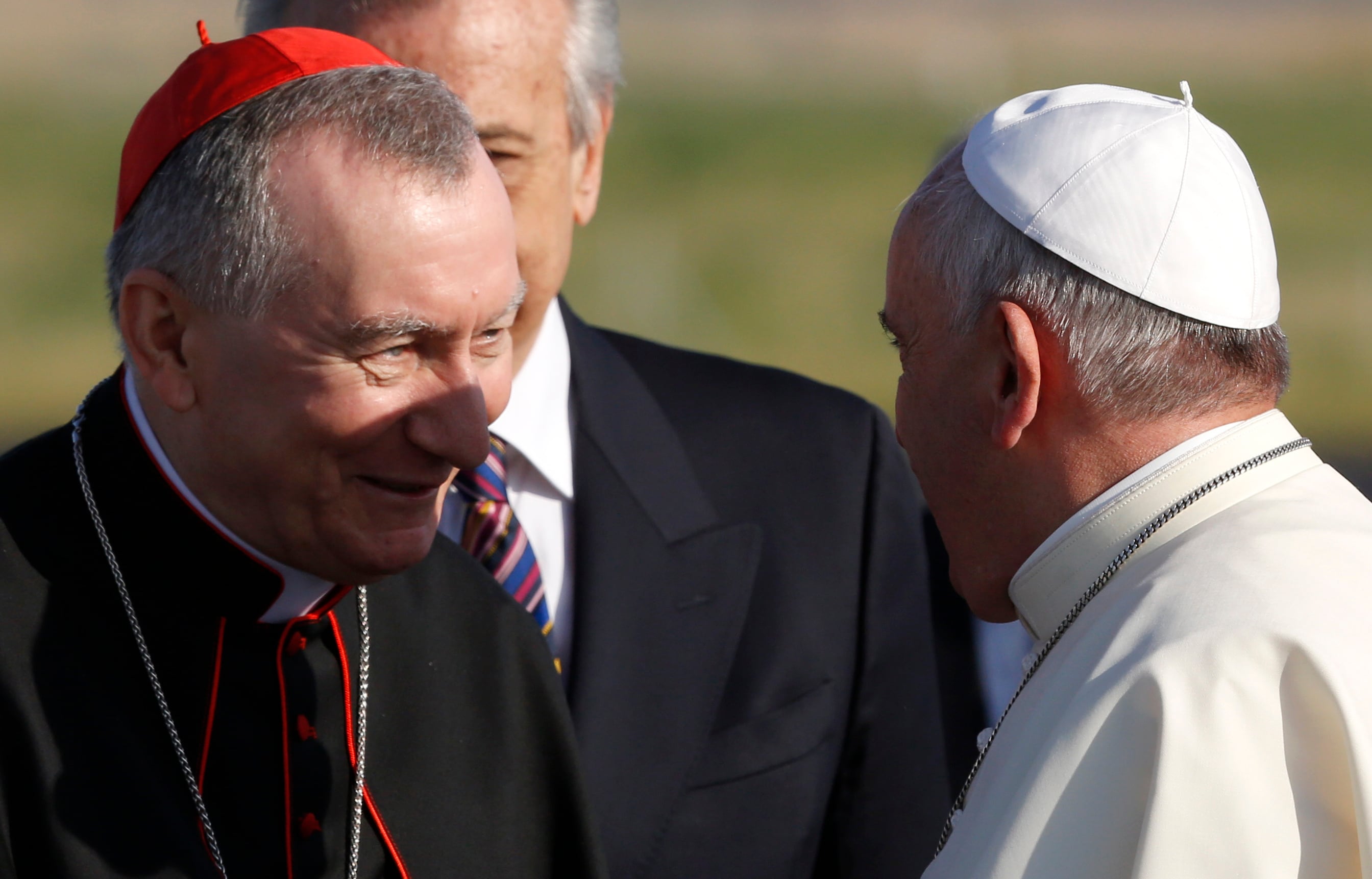 El papa Francisco habla con el secretario de Estado del Vaticano, monseñor Pietro Parolin en 2014. (AP Foto/Riccardo De Luca, Archivo)