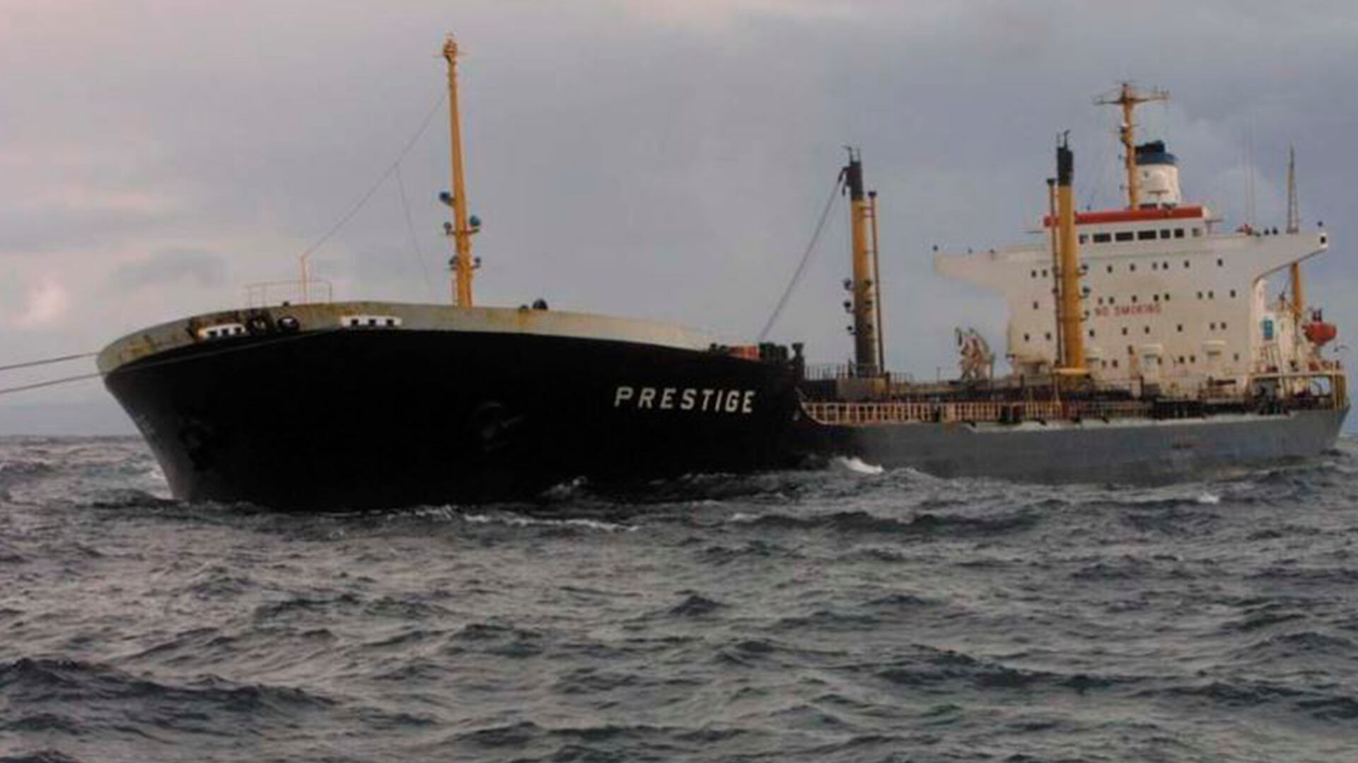 El Prestige, anteriormente llamado Gladys, era un petrolero monocasco de clase Aframax con registro griego y bandera de las Bahamas, capaz de transportar entre 80.000 y 115.000 toneladas de carga