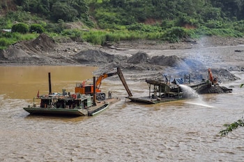 Dos planchones trabajan en el