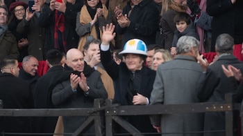 Con el casco puesto. Milei