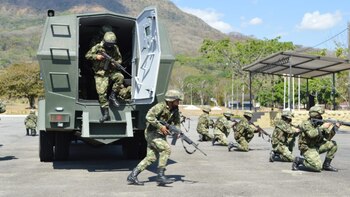 Ejército envía vehículos blindados para
