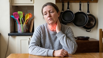 Por qué la fatiga crónica y los problemas de tiroides podrían estar relacionados con los utensilios con los que cocinas