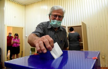 Las elecciones parlamentarias celebradas hoy en Montenegro han supuesto un fuerte golpe para el gobernante Partido Democrático de los Socialistas (DPS), que por primera en tres décadas podría quedar en la oposición. EFE/EPA/BORIS PEJOVIC
