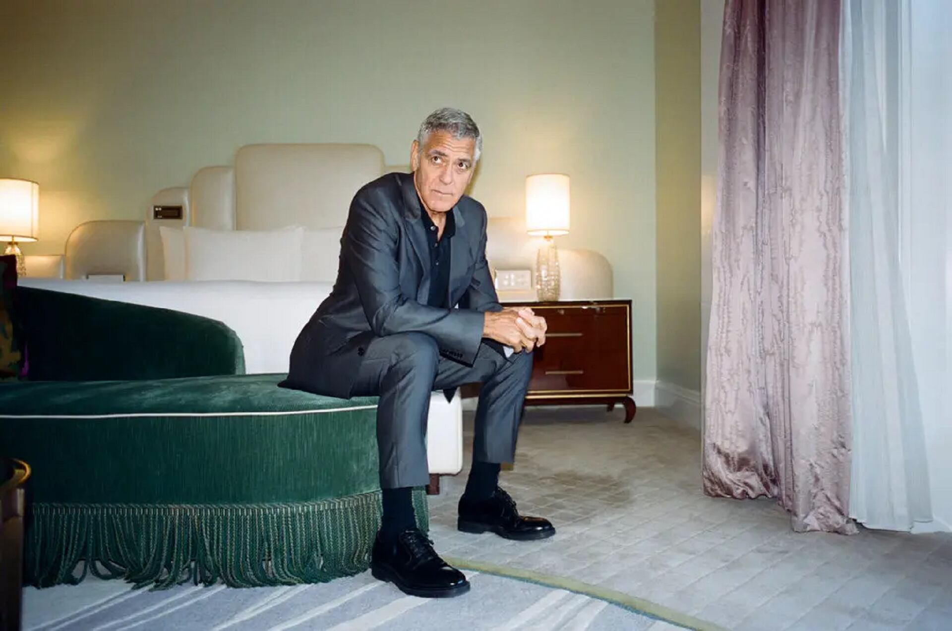 George Clooney reacciona sorprendido durante la escena final de Jay Kelly al proyectarse material real de su carrera cinematográfica sin previo aviso (Foto: Chantal Anderson / The New York Times)