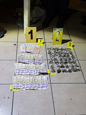 En el operativo contra el narcomenudeo en Guatemala, la PNC incautó marihuana, crack, cocaína, dinero en efectivo, celulares, un DVR y una tarjeta de débito./ (PNC de Guatemala)