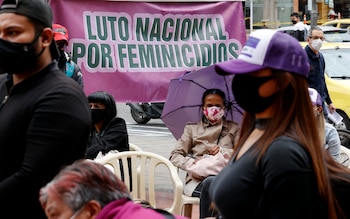 Un grupo de mujeres participan en una movilización con motivo de la conmemoración del Día Internacional de la Mujer hoy, en Bogotá (Colombia). EFE/ Mauricio Dueñas Castañeda