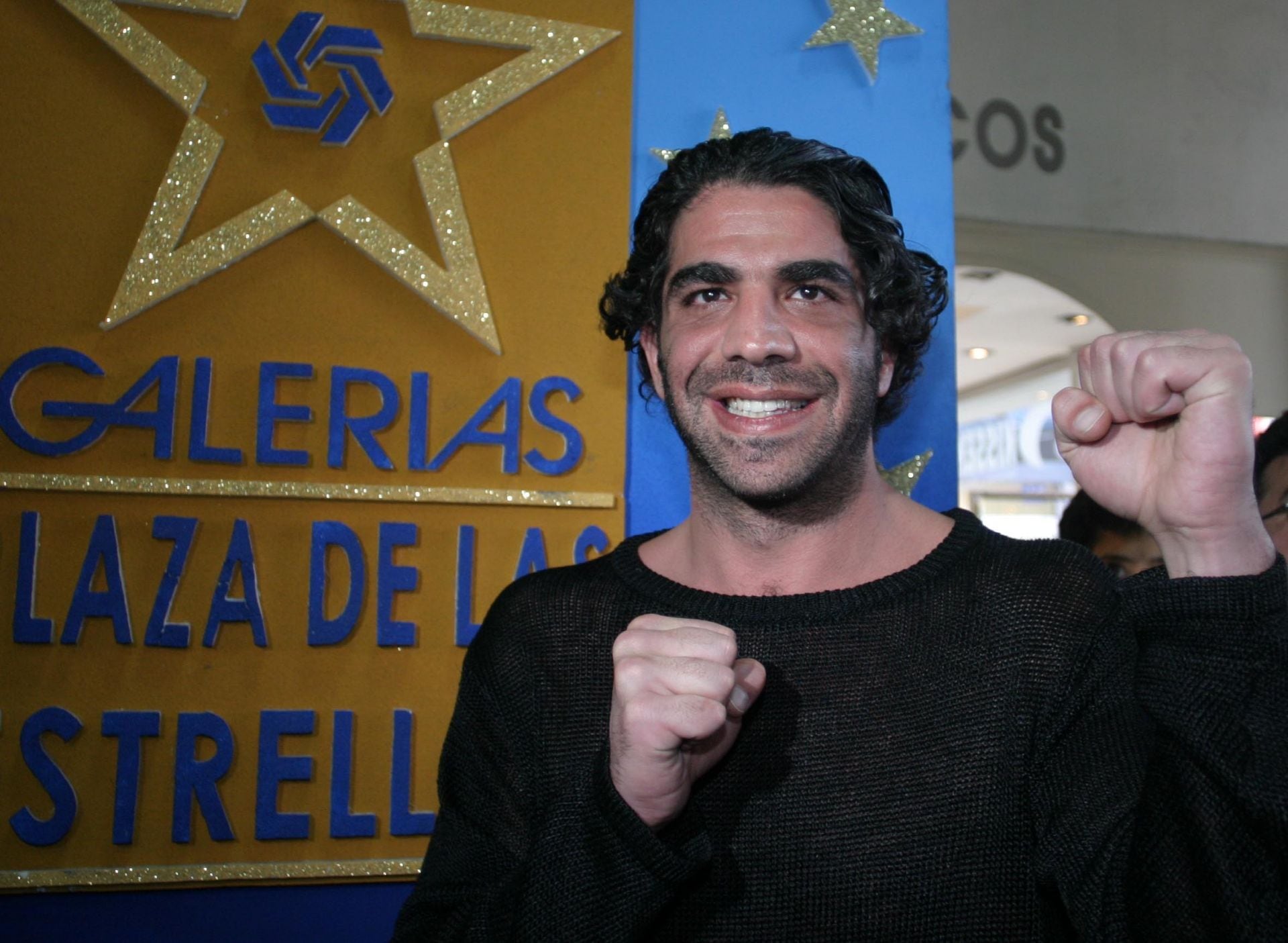 México, D.F 20 Febrero 2004.- Jorge Kahwagi, boxeador y diputado federal plasmo sus huellas en el paseo de las estrellas.FOTO: Nelly Salas/CUARTOSCURO.COM