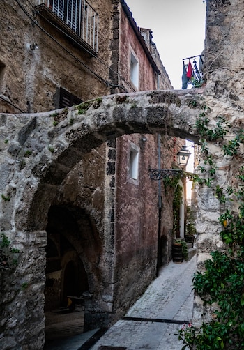 Las calles de la población son uno de los grandes atractivos del pueblo que contienen arcos antiguos. (Wikimedia/Guido Castelli)