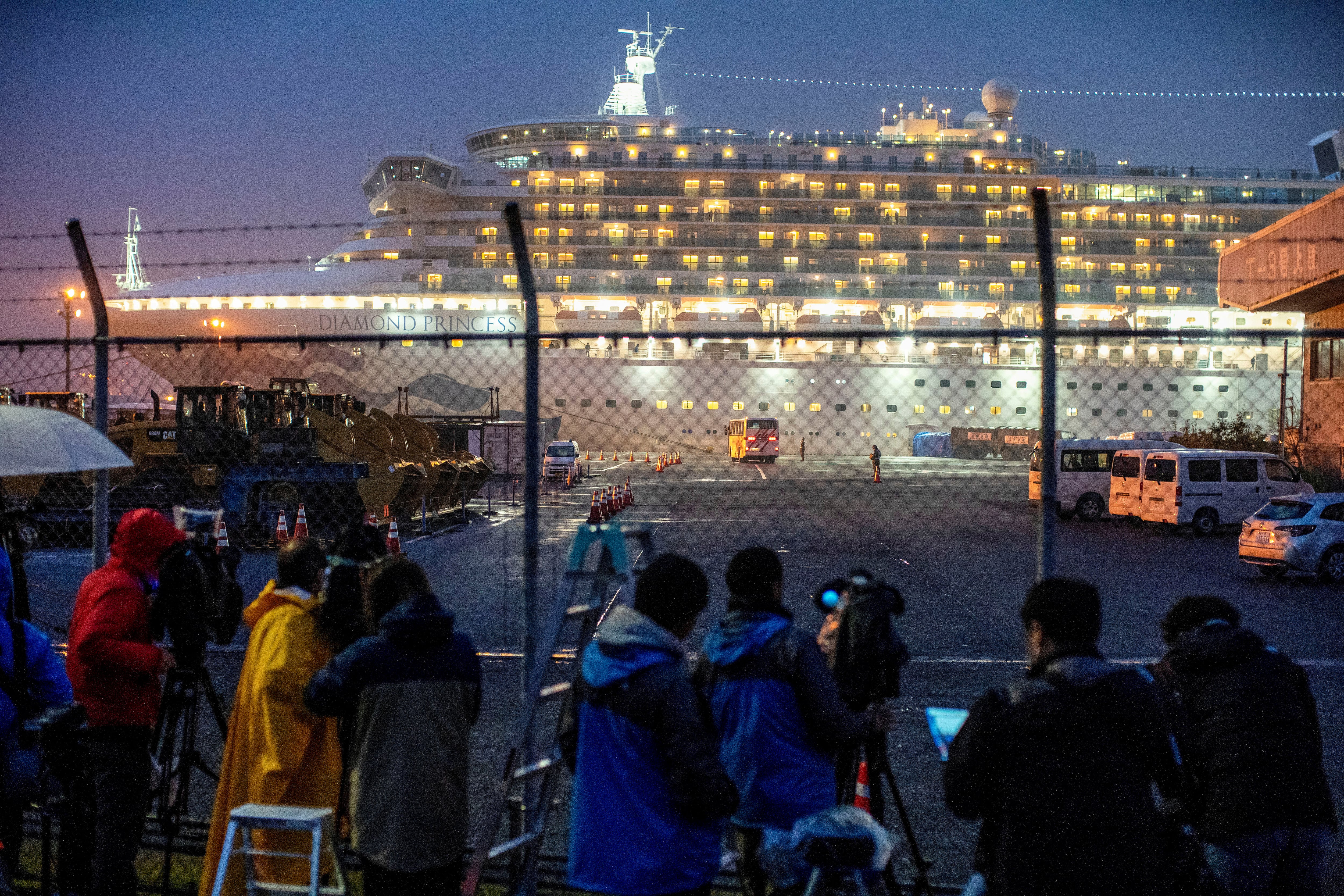 Imagen de archivo del crucero Diamond Princess atracado en el crucero de Yokohama (Japón), donde 696 personas a bordo dieron positivo en COVID-19, en febrero de 2020 (REUTERS/Athit Perawongmetha)