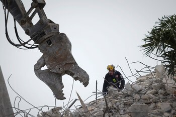 Debajo de los escombros aún