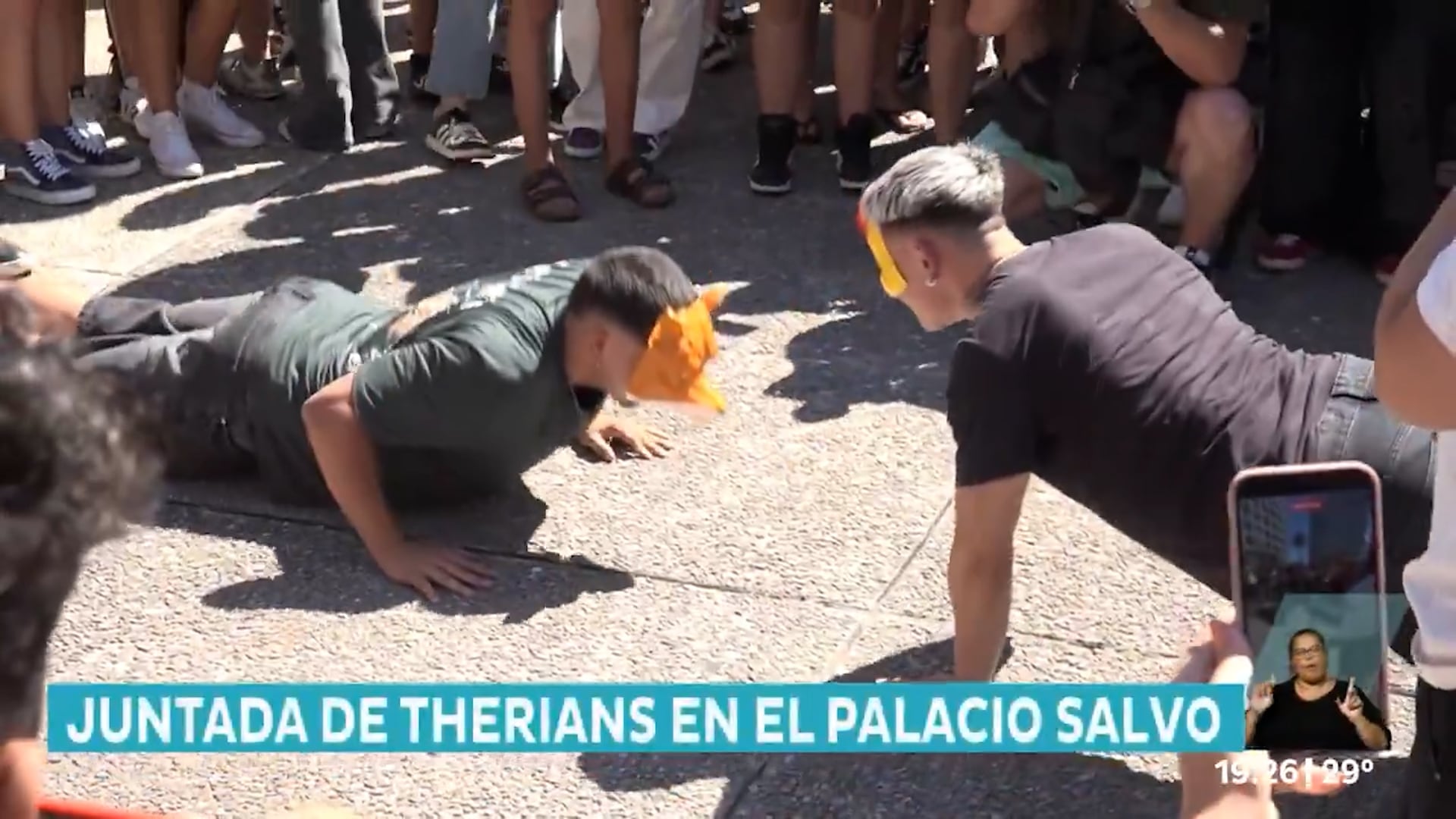 Los therians llegaron a Uruguay: un centenar se reunió en la Plaza Independencia