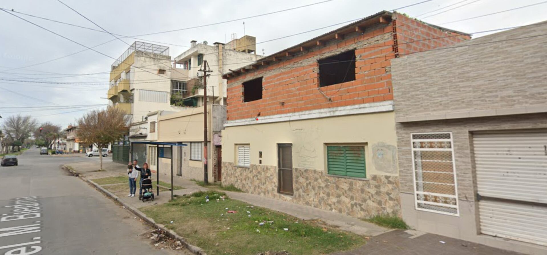 El ataque ocurrió el 9 de mayo de 2022 en la puerta de la casa de la víctima, ubicada en el barrio Alvear (Google Maps)