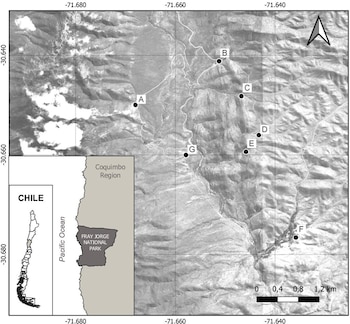 Mapa aéreo en blanco y negro con relieve, coordenadas, escala gráfica, puntos de la A a la G y un recuadro de ubicación de Chile