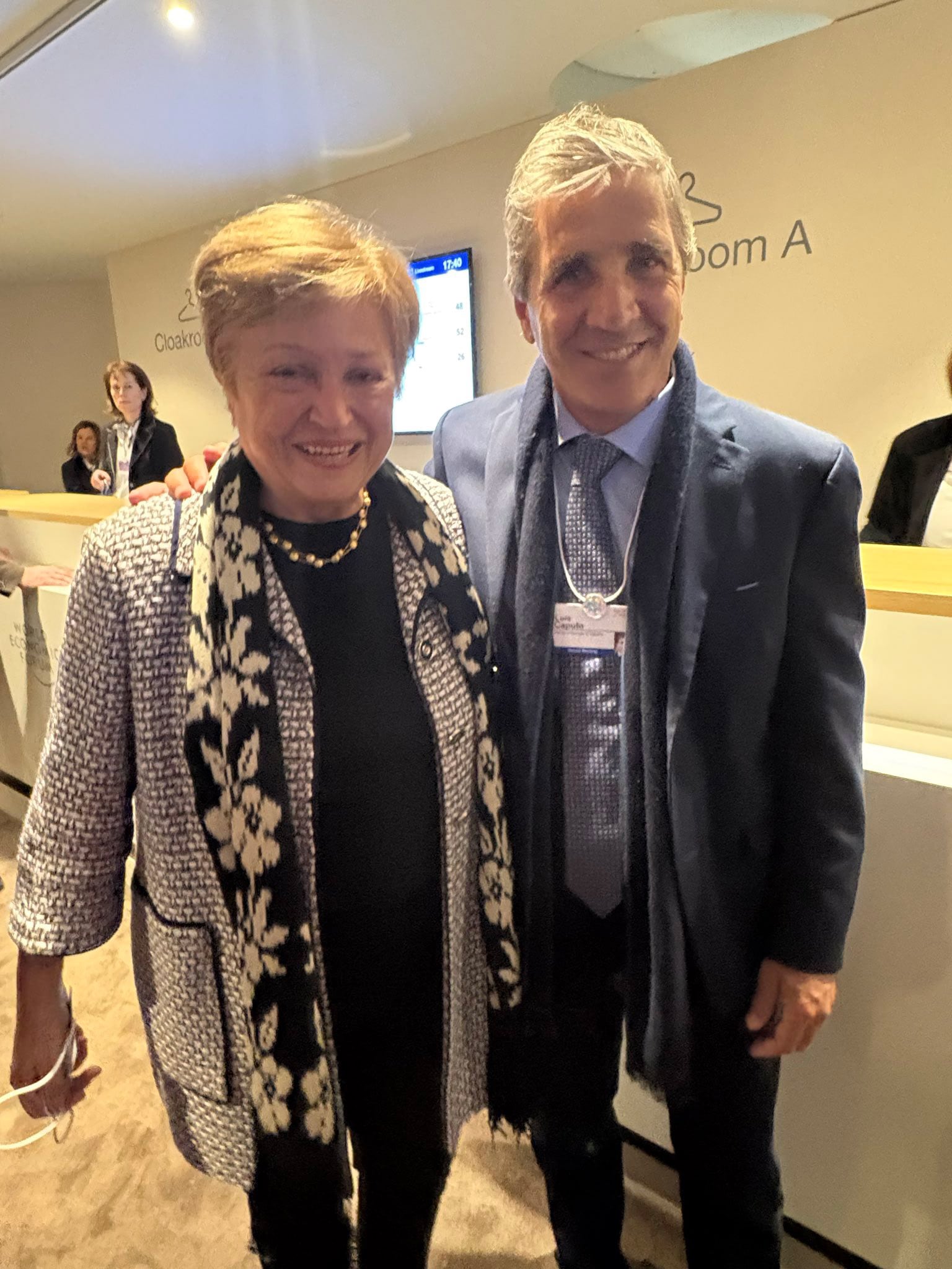El ministro Caputo tuvo un breve intercambio con la titular del Fondo Monetario Internacional, Kristalina Georgieva, en Davos, Suiza.