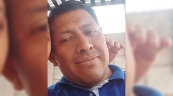 Primer plano de un hombre con cabello corto y camisa polo azul, presentado entre dos paneles laterales desenfocados.
