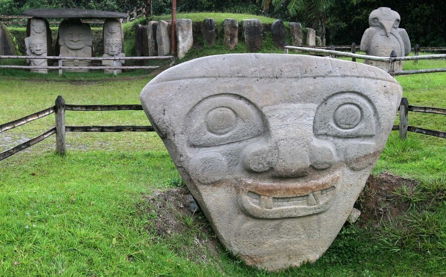 El complejo arqueológico conserva esculturas talladas en piedra que representan figuras humanas, animales y seres que combinan rasgos de ambos -crédito Colprensa