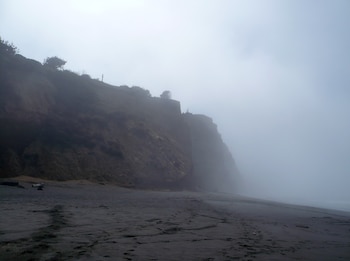 Vista de Centerville Beach, en el condado de Humboldt. En marzo de 2026, un hueso humano hallado en esta playa permitió identificar mediante ADN a Jonathan Raxa, pescador desaparecido en 1999 (Wikipedia)