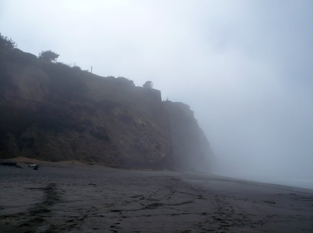 Vista de Centerville Beach, en el condado de Humboldt. En marzo de 2026, un hueso humano hallado en esta playa permitió identificar mediante ADN a Jonathan Raxa, pescador desaparecido en 1999 (Wikipedia)