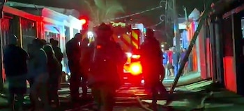 El incendio en Curridabat dejó como saldo la muerte de dos adultos mayores dentro de una vivienda de 100 metros cuadrados. (Cortesía: Teletica)