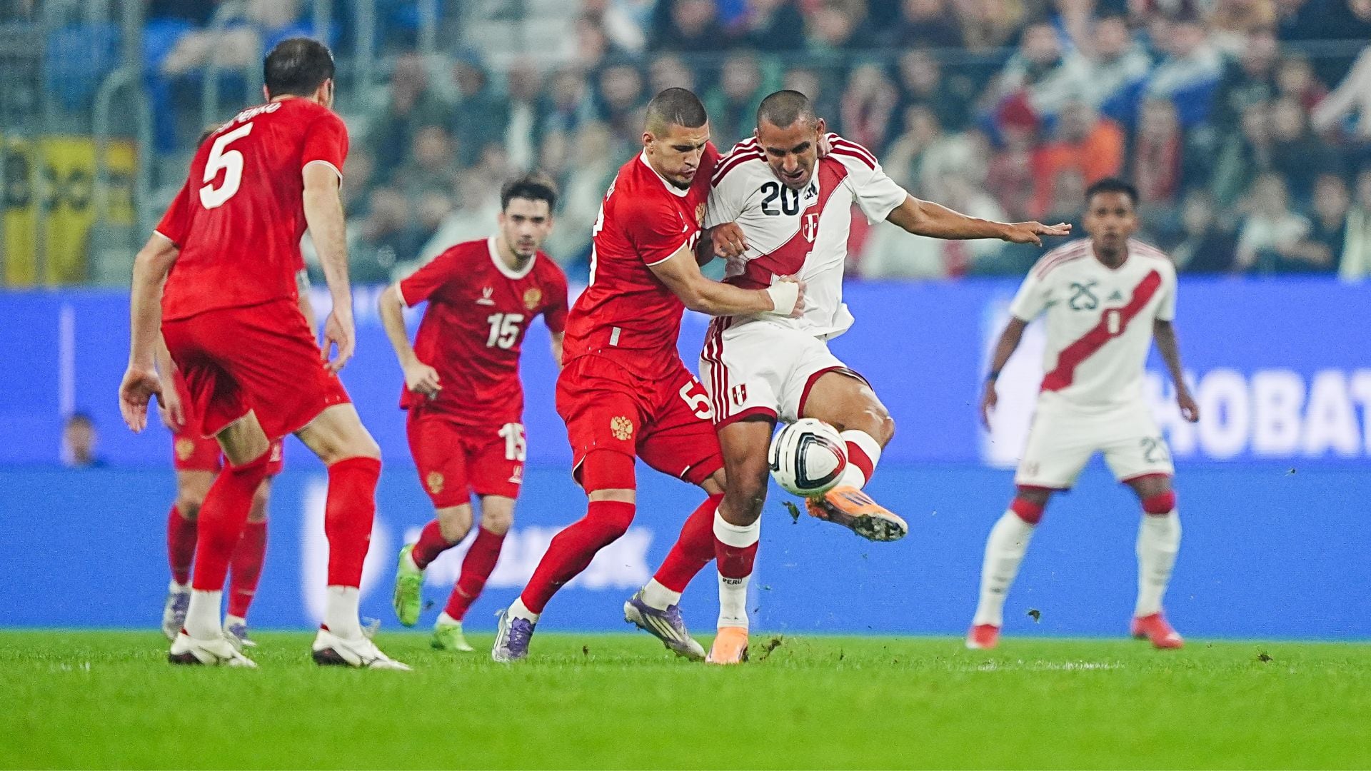 Alex Valera soportando la marca de un oponente ruso. - Crédito: FPF
