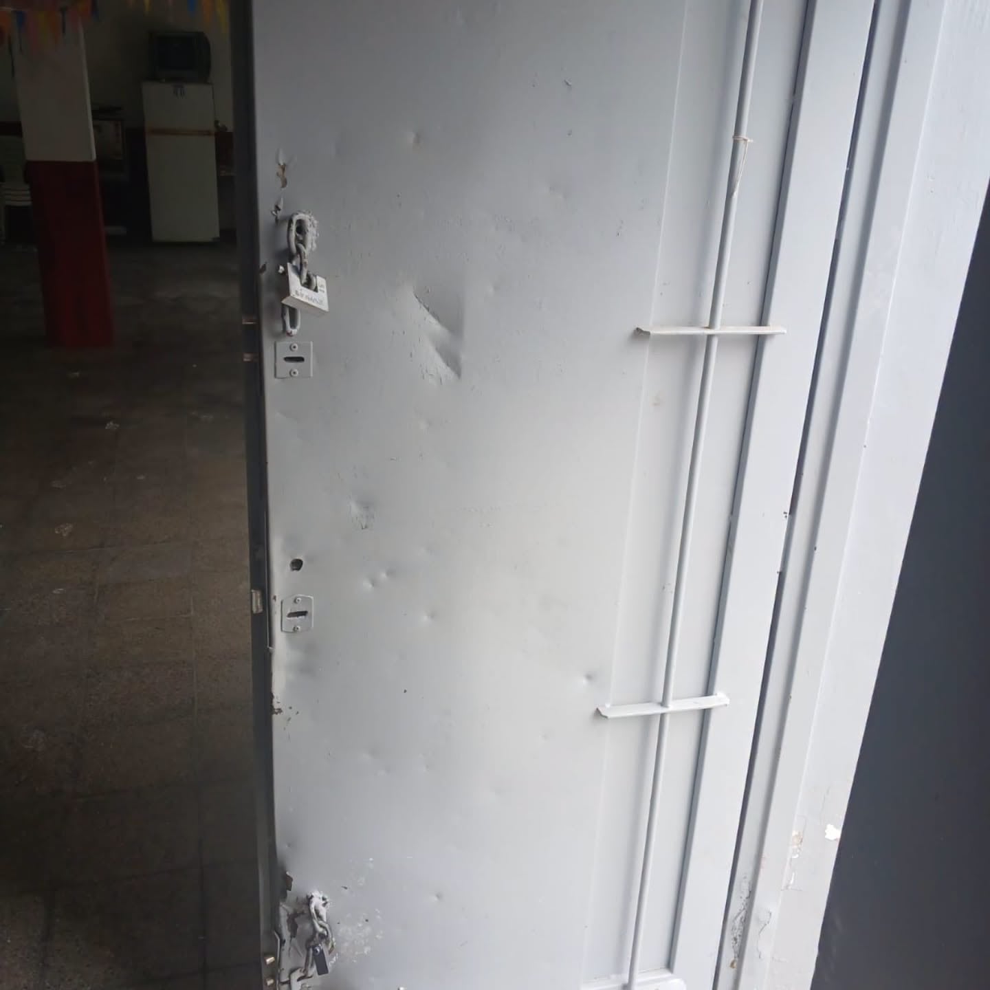 Así quedó la puerta del merendero (Facebook: Periódico La Décima)