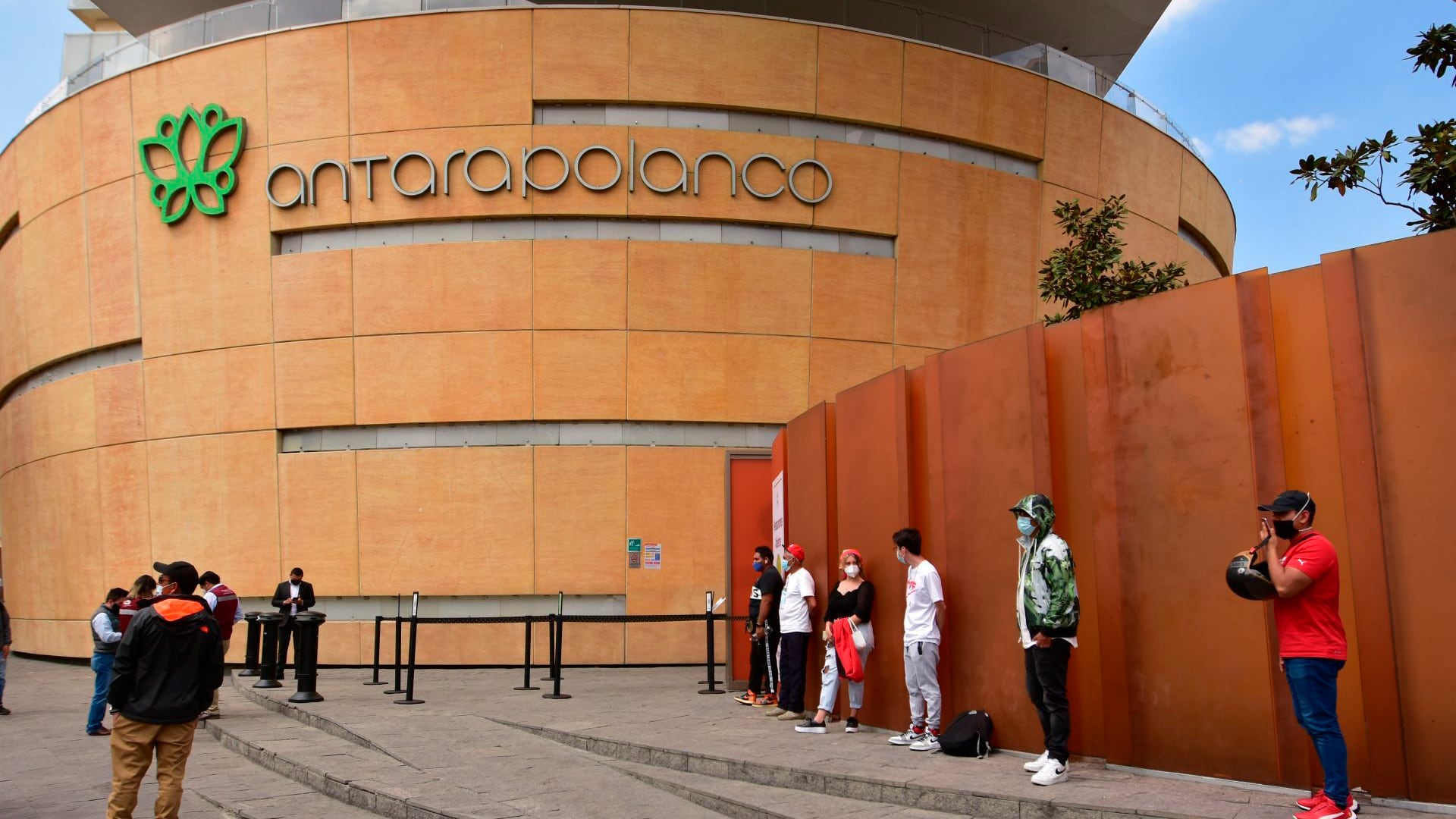 Operativo en la Plaza Antara de la CDMX: buscan detener a los agresores que le dispararon a un oficial en Santa Fe